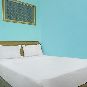 Super Oyo Collection O 92690 Hotel Limas